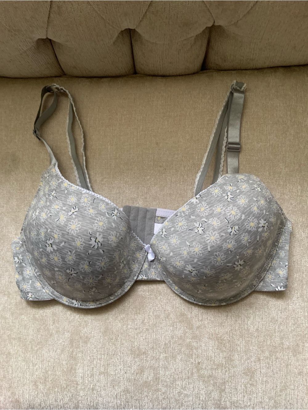 Gray Floral T-Shirt Bra with Daisy Pattern